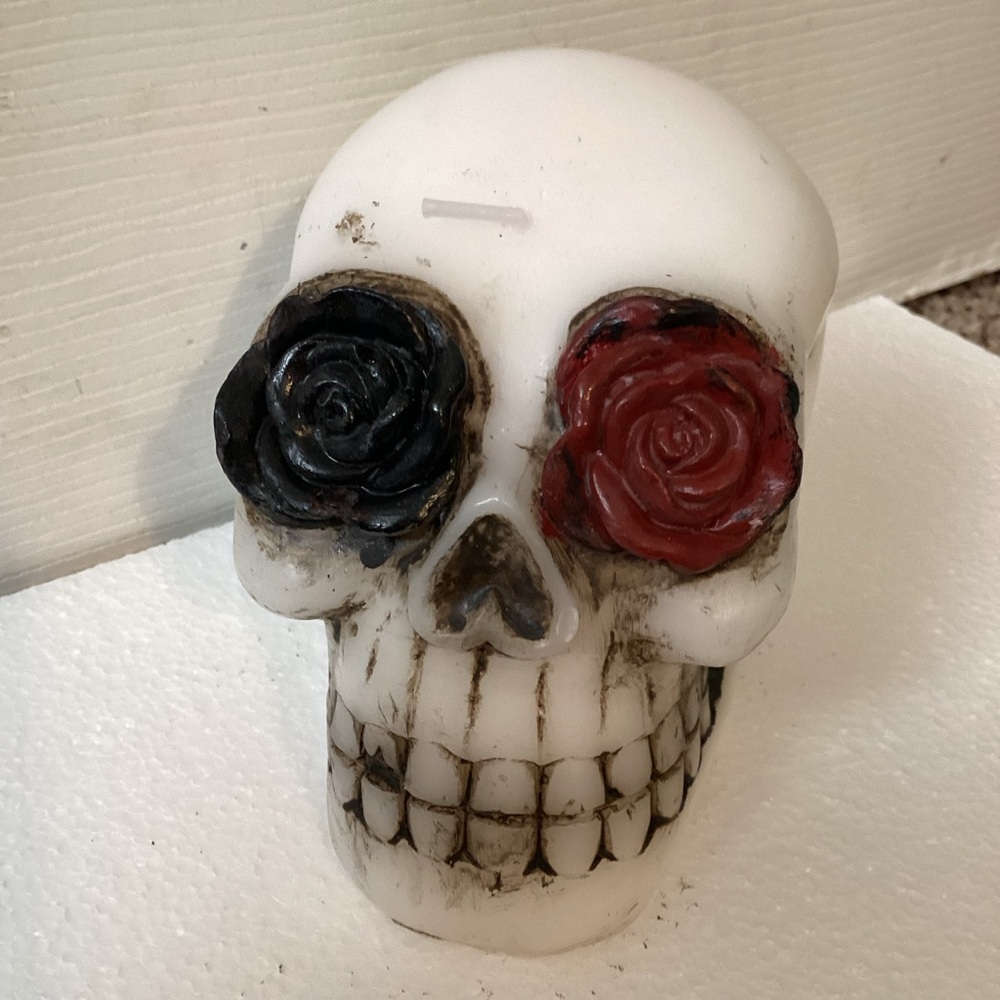 Bleeding Candle Skull White With Rose Eyes, 4.3'” Bleeds Red AT HOME Halloween